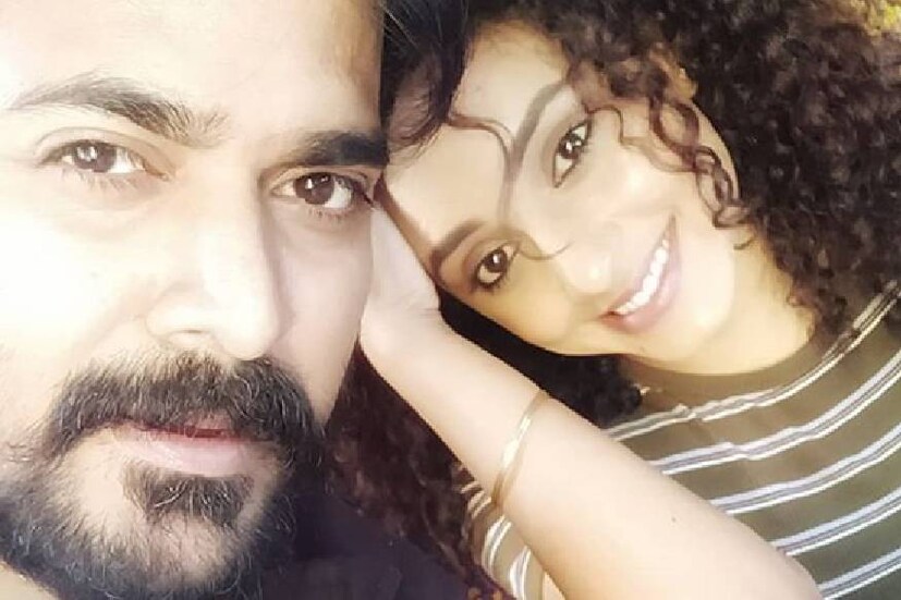  കണ്ണാടി ചില്ലുള്ള ജനലരികെ, ഗോവയിലാണ് ദമ്പതികൾ പുതുവർഷത്തെ വരവേറ്റത്
