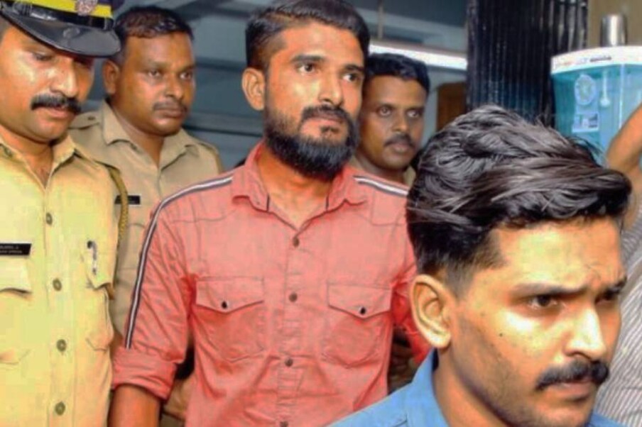  സുഹൃത്തുക്കൾ പുറത്തുനിന്ന് സന്ദേശമായി അയച്ച ഉത്തരങ്ങൾ ഈ വാച്ച് വഴി സ്വീകരിച്ചാണ് പരീക്ഷയെഴുതിയത്. പരീക്ഷാ ഹാളിൽനിന്ന് ചോദ്യക്കടലാസ് ജനാലവഴി പുറത്തേക്കിടുകയോ പരീക്ഷാ ഡ്യൂട്ടിയിലുണ്ടായിരുന്ന ഉദ്യോഗസ്ഥന്റെ സഹായത്തോടെ ഫോണുപയോഗിച്ച് ചോദ്യക്കടലാസ് പുറത്തെത്തിക്കുകയോ ചെയ്തിരിക്കാമെന്നാണ് കരുതുന്നത്. ഇവ കണക്കിലെടുത്താണ് അന്വേഷണം പുരോഗമിക്കുന്നത്. ശിവരഞ്ജിത്തിനെയും നസീമിനെയും കഴിഞ്ഞദിവസം ചോദ്യംചെയ്തപ്പോൾ കുറ്റസമ്മതം നടത്തിയതിന് പിന്നാലെയാണ് റെയ്ഡ്. പിടിച്ചെടുത്ത ഉപകരണങ്ങൾ ഫോറൻസിക് പരിശോധനയ്ക്ക് ഉൾപ്പെടെ അയക്കും.