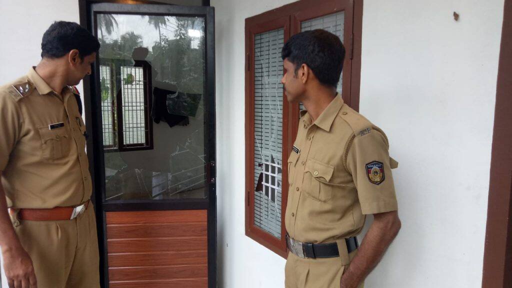 ഓഫീസ് അക്രമിച്ചതില് പ്രതിഷേധിച്ച് ഇന്ന് വൈകിട്ട് ആറു വരെ പേരാമ്പ്രയില് ഹര്ത്താലിന് ബ്ലോക്ക് കോണ്ഗ്രസ് കമ്മിറ്റി ആഹ്വാനം ചെയ്തു. ഓഗസ്റ്റ് ഒന്നിന് നടക്കേണ്ടിയിരുന്ന ഓഫീസിന്റെ ഉദ്ഘാടനം ഉമ്മന് ചാണ്ടിയുടെ അസൗകര്യത്തെ തുടര്ന്ന് മാറ്റി വയ്ക്കുകയായിരുന്നു. ഓഫീസ് അക്രമിച്ചതില് പ്രതിഷേധിച്ച് ഇന്ന് വൈകിട്ട് ആറു വരെ പേരാമ്പ്രയില് ഹര്ത്താലിന് ബ്ലോക്ക് കോണ്ഗ്രസ് കമ്മിറ്റി ആഹ്വാനം ചെയ്തു. ഓഗസ്റ്റ് ഒന്നിന് നടക്കേണ്ടിയിരുന്ന ഓഫീസിന്റെ ഉദ്ഘാടനം ഉമ്മന് ചാണ്ടിയുടെ അസൗകര്യത്തെ തുടര്ന്ന് മാറ്റി വയ്ക്കുകയായിരുന്നു.