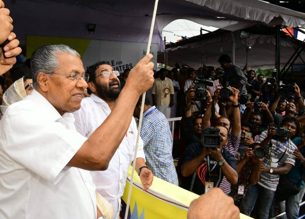 നെഹ്റു ട്രോഫി വള്ളംകളിയോടനുബന്ധിച്ച് മുഖ്യമന്ത്രി പിണറായി വിജയൻ പതാക ഉയർത്തുന്നു. മന്ത്രി കടകംപള്ളി സുരേന്ദ്രൻ സമീപം. നെഹ്റു ട്രോഫി വള്ളംകളിയോടനുബന്ധിച്ച് മുഖ്യമന്ത്രി പിണറായി വിജയൻ പതാക ഉയർത്തുന്നു. മന്ത്രി കടകംപള്ളി സുരേന്ദ്രൻ സമീപം.