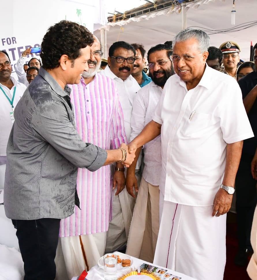നെഹ്റു ട്രോഫി വള്ളംകളിയിൽ മുഖ്യാതിഥിയായെത്തിയ സച്ചിൻ ടെൻഡൂൽക്കറെ മുഖ്യമന്ത്രി പിണറായി വിജയൻ ഹസ്തദാനം ചെയ്യുന്നു. നെഹ്റു ട്രോഫി വള്ളംകളിയിൽ മുഖ്യാതിഥിയായെത്തിയ സച്ചിൻ ടെൻഡൂൽക്കറെ മുഖ്യമന്ത്രി പിണറായി വിജയൻ ഹസ്തദാനം ചെയ്യുന്നു.