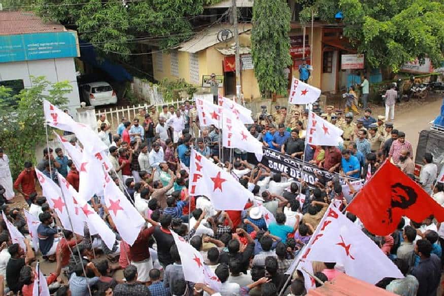 സംസ്ഥാനത്തിന്റെ വിവിധ ഭാഗങ്ങളിൽ ഡിവൈഎഫ്ഐ പ്രതിഷേധ മാർച്ച് നടത്തി. തിരുവനന്തപുരത്ത് രാജ് ഭവനിലേക്കായിരുന്നു പ്രതിഷേധ മാർച്ച്. സംസ്ഥാനത്തിന്റെ വിവിധ ഭാഗങ്ങളിൽ ഡിവൈഎഫ്ഐ പ്രതിഷേധ മാർച്ച് നടത്തി. തിരുവനന്തപുരത്ത് രാജ് ഭവനിലേക്കായിരുന്നു പ്രതിഷേധ മാർച്ച്.