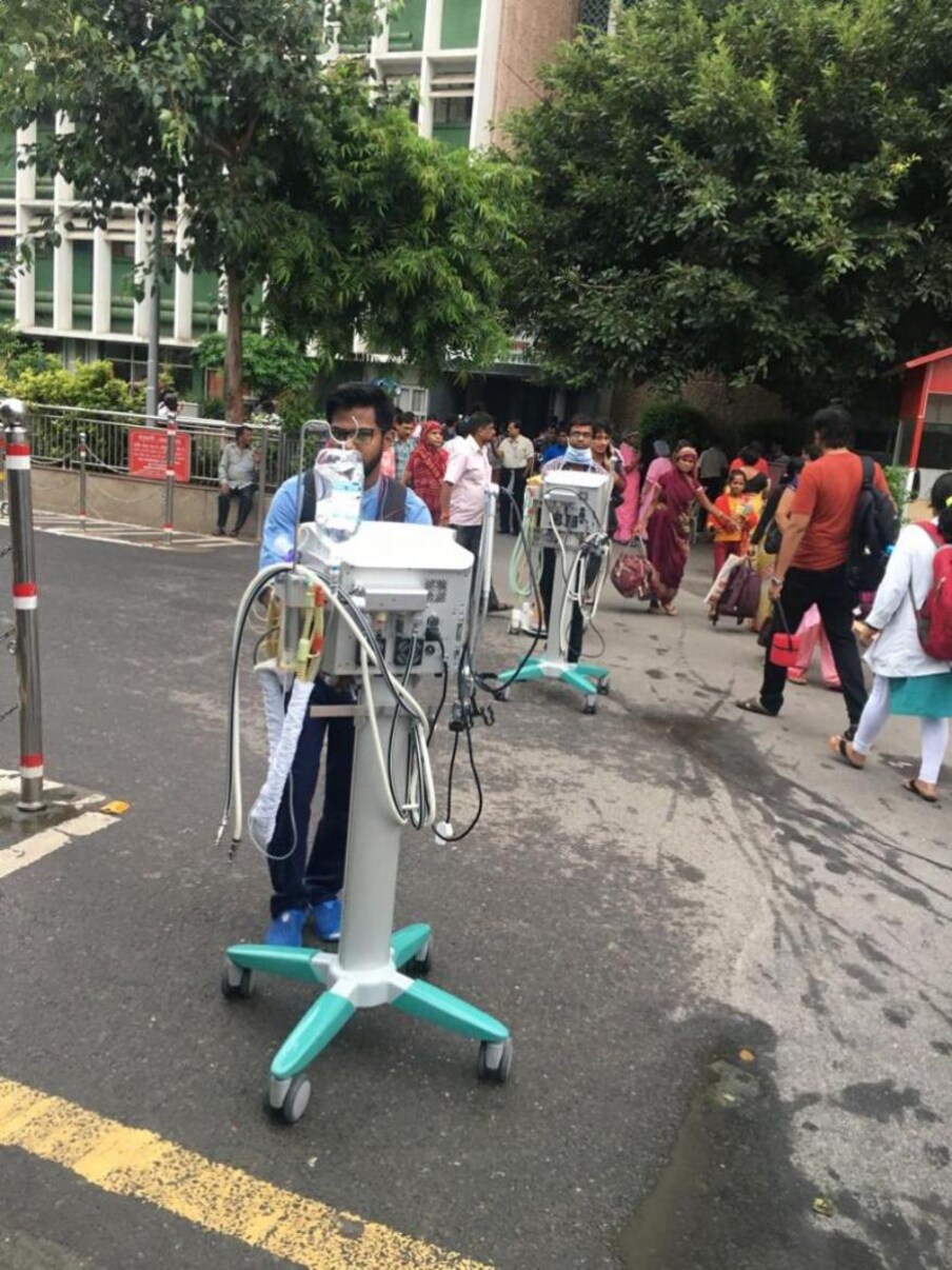  മുൻ കേന്ദ്രമന്ത്രി അരുൺ  ജെയ്റ്റ്ലിയെ ഈ ആശുപത്രിയിൽ പ്രവേശിപ്പിച്ചിട്ടുണ്ടെങ്കിലും മറ്റൊരു കെട്ടിടത്തിലാണ് അദ്ദേഹം ചികിത്സയിലുള്ളതെന്ന് ആശുപത്രി അധികൃതർ വ്യക്തമാക്കി.
