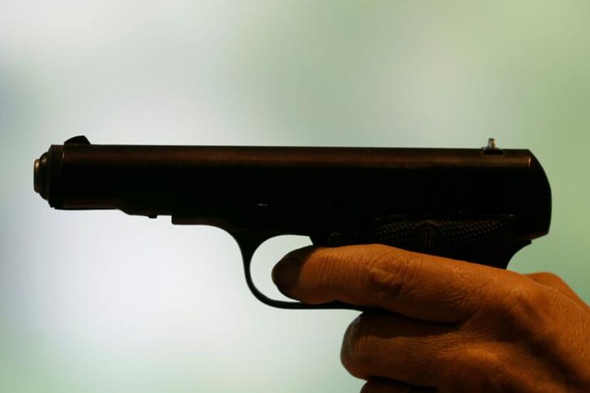  ഡൽഹിയിൽ ന്യൂ ഇയർ പാർട്ടിക്കിടെയാണ് മദ്യപിച്ച രണ്ട് ആൺ സുഹൃത്തുക്കളിലൊരാൾ കയ്യിലെ തോക്ക് പുറത്തെടുത്തത്