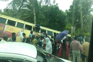 തെങ്ങ് ചതിക്കില്ല; കൊക്കയിലേക്ക് മറിഞ്ഞ KSRTC ബസിന് രക്ഷയായി