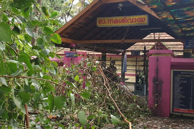  തിങ്കളാഴ്ച വൈകിട്ട് അഞ്ചുമണിയോടെയാണ് ചുഴലിക്കാറ്റ് ഉണ്ടായത്.