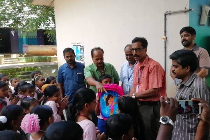  കൊച്ചി: നിലമ്പൂർ മേഖലയിലെ പ്രളയത്തിൽ പഠനോപകരണങ്ങൾ നഷ്ടമായ വിദ്യാർഥികൾക്ക് സഹായവുമായി കൊച്ചി മെട്രോ എംപ്ലോയീസ് യൂണിയൻ. പ്രളയബാധിത മേഖലയിലെ വിദ്യാർഥികൾക്കുള്ള പഠനോപകരണങ്ങൾ അടങ്ങിയ സ്കൂൾ കിറ്റുകൾ വിവിധ സ്കൂളുകളിൽ വിതരണം ചെയ്തു.