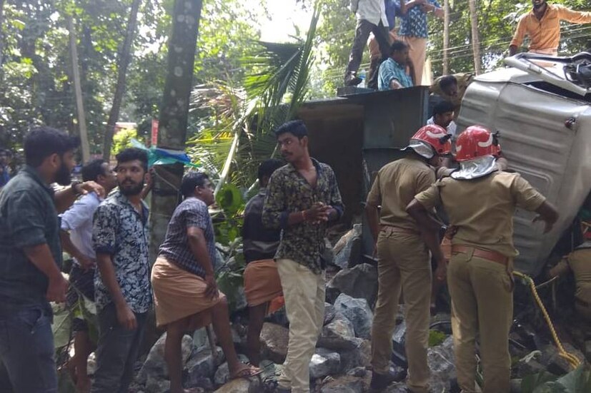  ഡ്രൈവർ കരുനാഗപ്പള്ളി എസ്.പി നിലയത്തിൽ ശിവകുമാറിനെ(31)യാണ് നാട്ടുകാരും പൊലീസും ഫയർഫോഴ്സും ചേർന്ന് രക്ഷപെടുത്തിയത്. വ്യാഴാഴ്ച രാവിലെ പത്തുമണിയോടെയായിരുന്നു അപകടം.