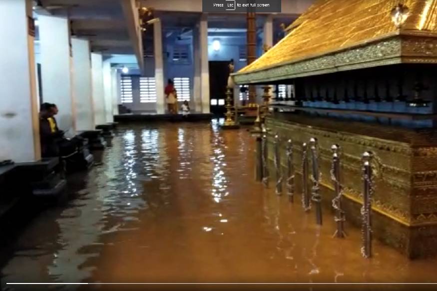 ശക്തമായ മഴയെ തുടര്ന്ന് പറശിനിക്കടവ് മുത്തപ്പന് ക്ഷേത്രത്തില് വെള്ളം കയറി. വ്യാഴാഴ്ച രാവിലെയാണ് ക്ഷേത്രത്തിനകത്ത് വെള്ളംകയറിയത്. വെള്ളം കയറിയതിനെ തുടര്ന്ന് ക്ഷേത്രത്തിനുള്ളില് അകപ്പെട്ടുപോയ ഭക്തരെ തോണികളില് കയറ്റിയാണ് പുറത്തെത്തിച്ചത്. ശക്തമായ മഴയെ തുടര്ന്ന് പറശിനിക്കടവ് മുത്തപ്പന് ക്ഷേത്രത്തില് വെള്ളം കയറി. വ്യാഴാഴ്ച രാവിലെയാണ് ക്ഷേത്രത്തിനകത്ത് വെള്ളംകയറിയത്. വെള്ളം കയറിയതിനെ തുടര്ന്ന് ക്ഷേത്രത്തിനുള്ളില് അകപ്പെട്ടുപോയ ഭക്തരെ തോണികളില് കയറ്റിയാണ് പുറത്തെത്തിച്ചത്.