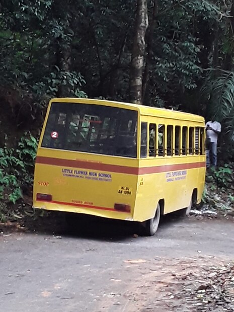  ഊന്നുകൽ ലിറ്റിൽ ഫ്ലവർ സ്കൂളിന്റെ ബസാണ് അപകടത്തിൽപ്പെട്ടത്. ആളപായമില്ല.