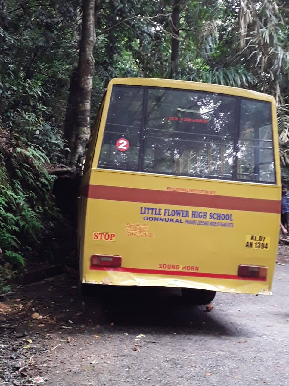 പുലർച്ചെ പഴമ്പിള്ളിച്ചാലിൽ നിന്നും ഊന്നുകല്ലിലെ സ്കൂളിലേക്ക് വരും വഴിയായിരുന്നു അപകടം. 27-ഓളം കുട്ടികൾ ബസിലുണ്ടായിരുന്നതായാണ് പ്രാഥമിക വിവരം. പുലർച്ചെ പഴമ്പിള്ളിച്ചാലിൽ നിന്നും ഊന്നുകല്ലിലെ സ്കൂളിലേക്ക് വരും വഴിയായിരുന്നു അപകടം. 27-ഓളം കുട്ടികൾ ബസിലുണ്ടായിരുന്നതായാണ് പ്രാഥമിക വിവരം.