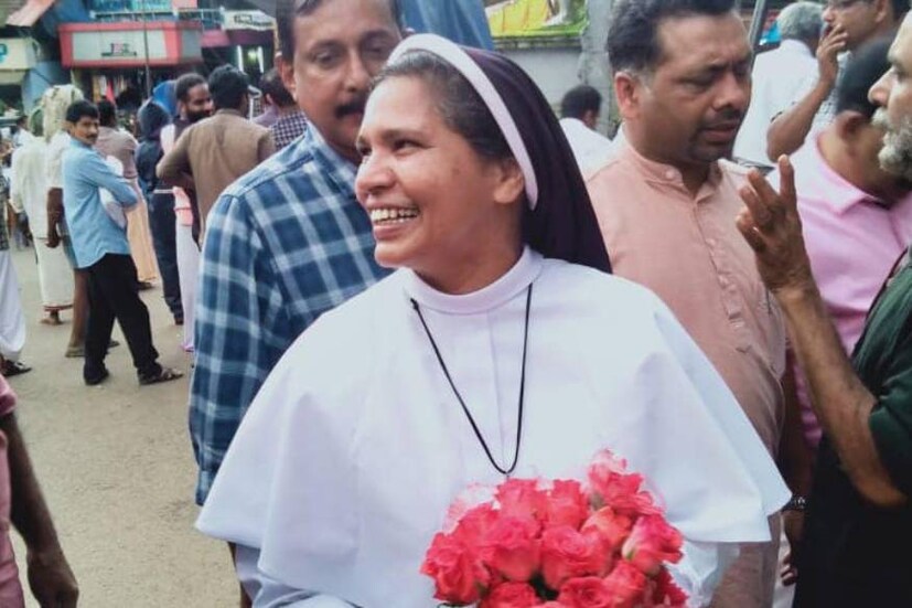 സന്യാസിനി സഭയിൽനിന്ന് പുറത്താക്കപ്പെട്ട സിസ്റ്റർ ലൂസി കളപ്പുരയ്ക്കു ഐക്യദാർഢ്യവുമായി പെൺകുട്ടായ്മ.  സന്യാസിനി സഭയിൽനിന്ന് പുറത്താക്കപ്പെട്ട സിസ്റ്റർ ലൂസി കളപ്പുരയ്ക്കു ഐക്യദാർഢ്യവുമായി പെൺകുട്ടായ്മ.