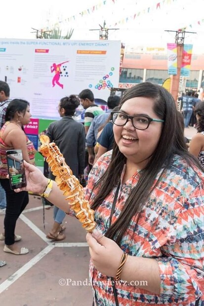  ഭക്ഷണ-യാത്രാ പ്രേമിയായ സീമ 2016 ൽ പാണ്ട റിവ്യൂസ് എന്ന പേരിൽ തന്റെ ഭക്ഷണ ബ്ലോഗ് ആരംഭിച്ചു. ആന്ധ്രാപ്രദേശിലെ വിജയവാഡ സ്വദേശിയായ സീമ, നഗരത്തിന്റെ വിവിധ ഭാഗങ്ങളിൽ നിന്ന് ഭക്ഷണം അവലോകനം ചെയ്യാൻ തുടങ്ങി, സ്വിഗ്ഗിയും സൊമാറ്റോയും വിജയവാഡയുടെ പാചക ഭൂപടത്തിൽ ശ്രദ്ധ കേന്ദ്രീകരിച്ചിട്ടില്ലാത്ത ഒരു സമയത്തായിരുന്നു ഇത്. 