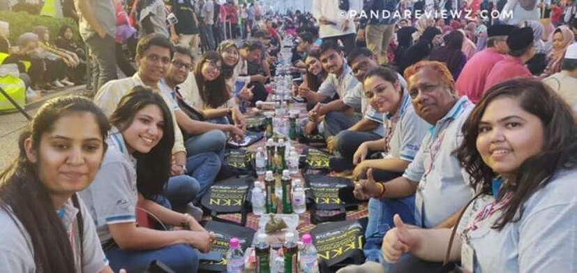  അമ്മ ഒരു പാചക അധ്യാപികയായിരുന്നു. വീട്ടിലെ ആളുകൾക്കായി പാചക പാഠങ്ങൾ നടത്തുകയും പാചക പരിപാടികൾ സംഘടിപ്പിക്കാൻ സഹായിക്കുകയും ചെയ്തിരുന്നു. എല്ലാ പരിപാടികൾക്കും മുമ്പായി ഭക്ഷണ പരീക്ഷണങ്ങൾക്ക് ഞങ്ങളായിരുന്നു വിധേയരായിരുന്നതെന്ന് പ്രത്യേകം പറയേണ്ടതില്ലല്ലോ! ഞാൻ ഒരിക്കലും ഒരു ഫുഡ് ബ്ലോഗറാകാൻ ആഗ്രഹിച്ചില്ലെങ്കിലും, വിവിധ സ്ഥലങ്ങളിലേക്ക് യാത്ര ചെയ്യുകയും പുതിയ പാചകരീതികൾ പരീക്ഷിക്കുകയും ചെയ്യുന്നത് എന്റെ ജീവിതശൈലിയുടെ ഭാഗമായി മാറി-സീമ പറയുന്നു.