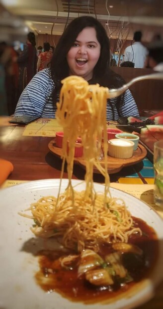  വിജയവാഡയിലെ പിസ്ത റെസ്റ്റോറന്റിലെബിരിയാണിയെ കുറിച്ചായിരുന്നു സീമ ആദ്യം എഴുതിയത്. വെജിറ്റേറിയനായ സീമക്ക് മുന്നിലുള്ള വെല്ലുവിളി വിജയവാഡയിലെ ജനസംഖ്യയുടെ പകുതിയിലധികം പേരും നോണ്‍ വെജിറ്റേറിയൻ ഭക്ഷണമാണ് ഇഷ്ടപ്പെടുന്നത് എന്നതാണ്. ഒരു റെസ്റ്റോറന്റ് സന്ദർശിക്കുമ്പോഴെല്ലാം, അവരുടെ മട്ടൺ ബിരിയാണി അല്ലെങ്കിൽ ചിക്കൻ കബാബുകൾ പരീക്ഷിക്കാൻ നിർബന്ധിക്കപ്പെട്ടുവെന്ന് സീമ പറയുന്നു. 