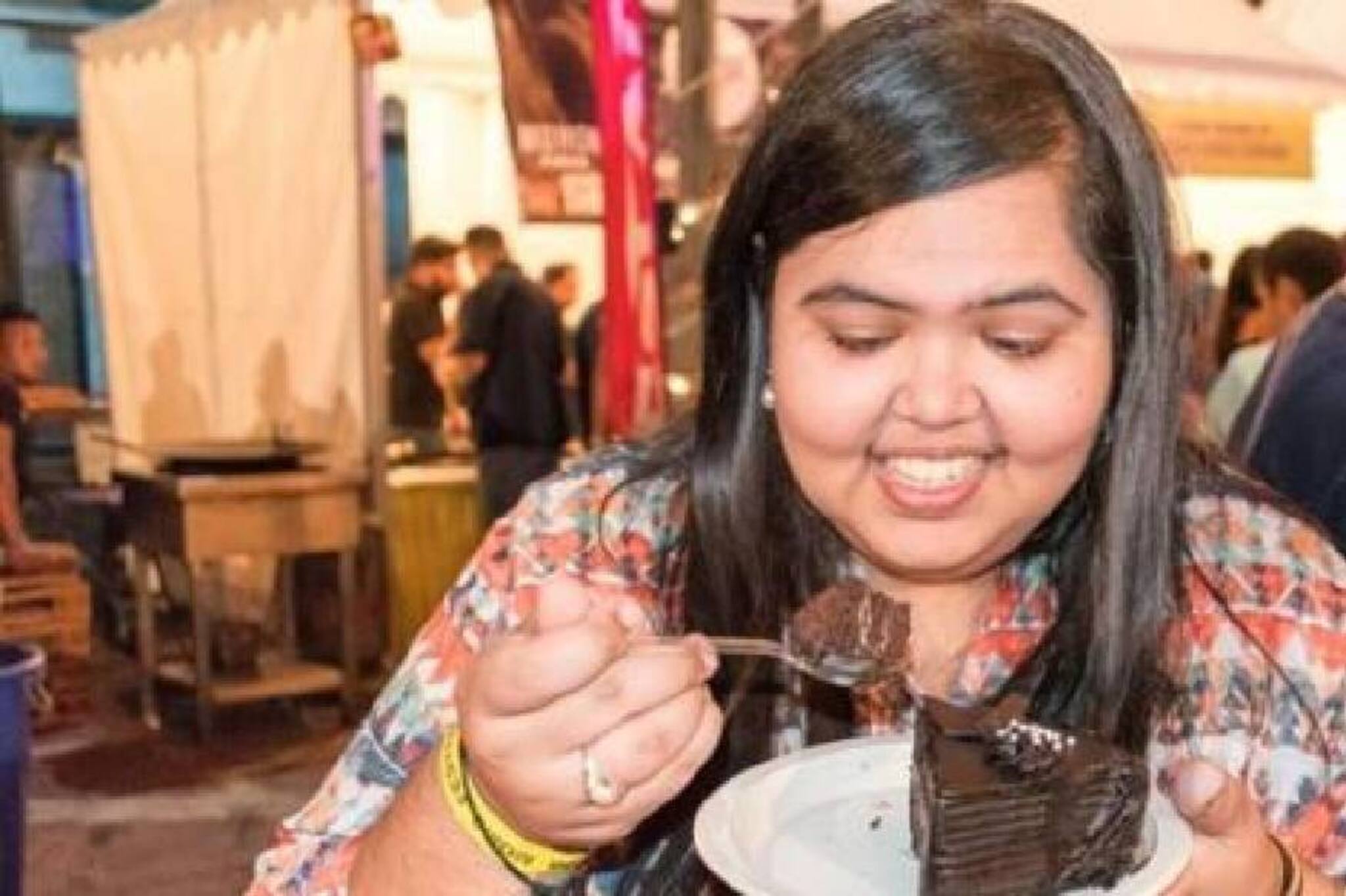 ഫുഡ് അടിച്ച് കറങ്ങി നടന്ന്  ഈ പെൺകുട്ടി സമ്പാദിക്കുന്നത് ലക്ഷങ്ങൾ