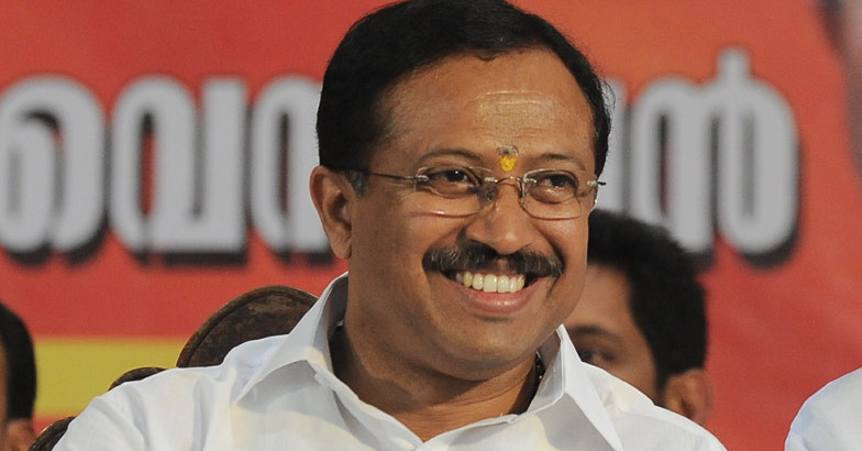  മലയാള സാഹിത്യ ലോകത്തിനും മലയാളികൾക്കും അഭിമാന ദിനമാണിന്ന് എന്ന് കേന്ദ്ര വിദേശകാര്യ സഹമന്ത്രി വി മുരളീധരൻ പറഞ്ഞു. വെളിച്ചം ദു:ഖമെന്നും തമസ്സ് സുഖപ്രദമെന്നും പറഞ്ഞ കവി അക്കിത്തം അച്യുതൻ നമ്പൂതിരിയെ തേടി ജ്ഞാനപീഠ പുരസ്കാരം എത്തിയ ദിനം. ആശയ വൈപുല്യം, രചനാ വൈവിധ്യം, ആവിഷ്കാരത്തിലെ ലാളിത്യം എന്നിവയിലൂന്നി കത്തുന്ന കാലത്തിന്റെ തീ അണയ്ക്കാൻ തൂലികയിൽ കണ്ണീർ നിറച്ച മഹാമനുഷ്യൻ.1954ൽ രാജ്യത്തിന്റെ ഏഴാം സ്വാതന്ത്ര്യദിനത്തിൽ, അന്നത്തെ ഭരണകൂടത്തിന്റ കൊള്ളരുതായ്മയിൽ നിരാശ പൂണ്ട് അക്കിത്തം എഴുതി, "നിന്നെക്കൊന്നവർ കൊന്നു പൂവേ, തന്നുടെ തന്നെ മോക്ഷത്തെ! " ആധുനിക മലയാളം കവിതയുടെ മുതൽക്കൂട്ടായ ഇരുപതാം നൂറ്റാണ്ടിന്റെ ഇതിഹാസം കമ്യൂണിസ്റ്റുകാരുമായുണ്ടായിരുന്ന ഗാഢബന്ധത്തിൽ നിന്ന് അദ്ദേഹത്തിന്റെ തൂലികയെഴുതിയ വിയോജനക്കുറിപ്പായി വായിക്കപ്പെട്ടു. കവിത പ്രകാശിതമായതോടെ കമ്യൂണിസ്റ്റ് വിരുദ്ധനായി അദ്ദേഹം മുദ്രകുത്തപ്പെട്ടു. ആശയങ്ങളിൽ അടിയുറച്ച ബോധ്യത്തോടെ ആ തൂലിക വീണ്ടും ചലിച്ചു, ഒന്നിനെയും ഭയക്കാതെ. മാനവികതയിലൂന്നി നിന്നുള്ള ആത്മീയതയും ആഴത്തിലുള്ള ദാർശനികതയും അക്കിത്തം കവിതകളെ വ്യത്യസ്തമാക്കുന്നു. "എന്റെയല്ലന്റെയല്ലീ കൊമ്പനാനകള്‍, എന്റെയല്ലന്റെയല്ലീ മഹാക്ഷേത്രവും"എന്നെഴുതിയ, ലാളിത്യത്തിന്റെ പ്രതിരൂപമായി ജ്ഞാനപീഠ നിറവിൽ നിൽക്കുന്ന പ്രിയ കവിക്ക് ഹൃദയം നിറഞ്ഞ സ്നേഹത്തോടെ അഭിനന്ദനങ്ങൾ നേരുന്നതായും ഫേസ്ബുക്കിൽ വി മുരളീധരൻ കുറിച്ചു.