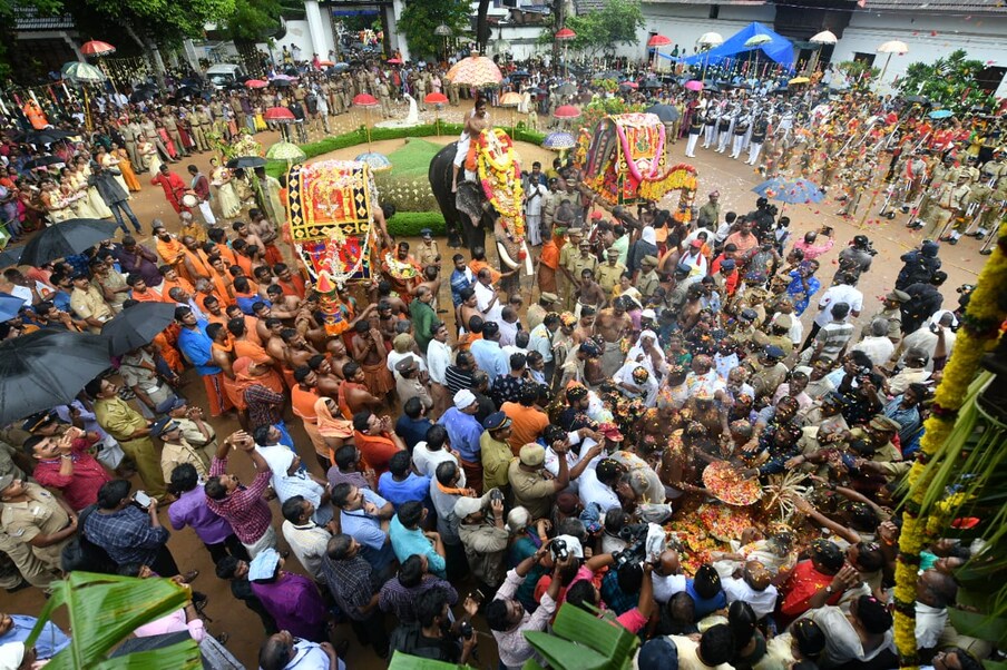  സന്ധ്യയോടെ ഘോഷയാത്ര കിഴക്കേക്കോട്ടയിൽ എത്തുമ്പോൾ ശ്രീപത്മനാഭസ്വാമി ക്ഷേത്രത്തിൽ ഉടവാൾ ഏറ്റുവാങ്ങി ഘോഷയാത്രയെ ആചാരപ്രകാരം വരവേൽക്കും. പത്മതീർഥക്കുളത്തിലെ ആറാട്ടിനുശേഷം നവരാത്രി മണ്ഡപത്തിലാണ് സരസ്വതിദേവിയെ പൂജയ്ക്കിരുത്തുന്നത്. കുമാരസ്വാമിയെ ആര്യശാല ദേവീക്ഷേത്രത്തിലും മുന്നൂറ്റിനങ്കയെ ചെന്തിട്ട ഭഗവതിക്ഷേത്രത്തിലും പൂജയ്ക്കിരുത്തും. ഒക്‌ടോബർ എട്ടിനാണ് പൂജയെടുപ്പ്. ഒരു ദിവസത്തെ നല്ലിരുപ്പിന് ശേഷം 10ന് തിരുവനന്തപുരത്തു നിന്നും തിരിച്ചെഴുന്നള്ളത്തായി പുറപ്പെടുന്ന വിഗ്രഹഘോഷയാത്ര 12 ന് പത്മനാഭപുരത്തെത്തും.