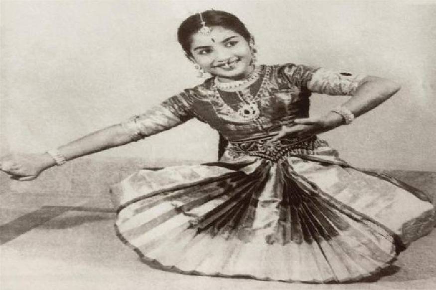  ഈ ചിത്രത്തിനായി കങ്കണ ഭരതനാട്യം പഠിക്കുകയാണ്. ക്ലാസിക്കൽ കലകളോട് താൽപ്പര്യം ഉണ്ടായിരുന്ന ജയലളിത സേക്രഡ് ഹാർട്ട് മട്രിക്കുലേഷൻ സ്‌കൂളിൽ പഠിക്കുന്നതിനൊപ്പം  ഭരതനാട്യത്തിൽ പരിശീലനം നേടിയിരുന്നു. സരസയായിരുന്നു അദ്ധ്യാപിക. നൃത്തം ചെയ്യുന്ന ജയലളിതയുടെ കുട്ടിക്കാലത്തെ ചിത്രമാണിത്