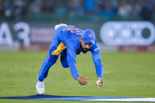 India's cricket team captain Virat Kohli takes a catch to dismiss South Africa's Quinton de Kock during the second Twenty20 international cricket match of a three-match series between India and South Africa at Punjab Cricket Association Stadium in Mohali on September 18, 2019. (Photo by Sajjad  HUSSAIN / AFP) / IMAGE RESTRICTED TO EDITORIAL USE - STRICTLY NO COMMERCIAL USE