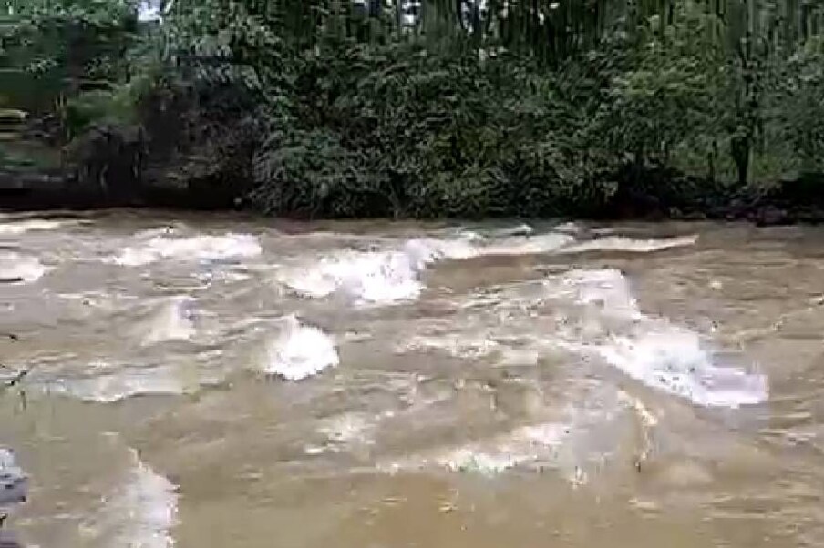  കുറ്റ്യാടിയ്ക്കടുത്ത് ചെമ്പനോട കടന്തറ പുഴയില്‍ കയാക്കിംഗ് പരിശീലനത്തിനെത്തിയ രണ്ട് പേര്‍ ഒഴുക്കില്‍ പെട്ട് മരിച്ചു. ബംഗലുരു സ്വദേശി നവീൻ ഷെട്ടി(41), ആലപ്പുഴ സ്വദേശി എൽവിൻ(40) എന്നിവരാണ് മരിച്ചത്.