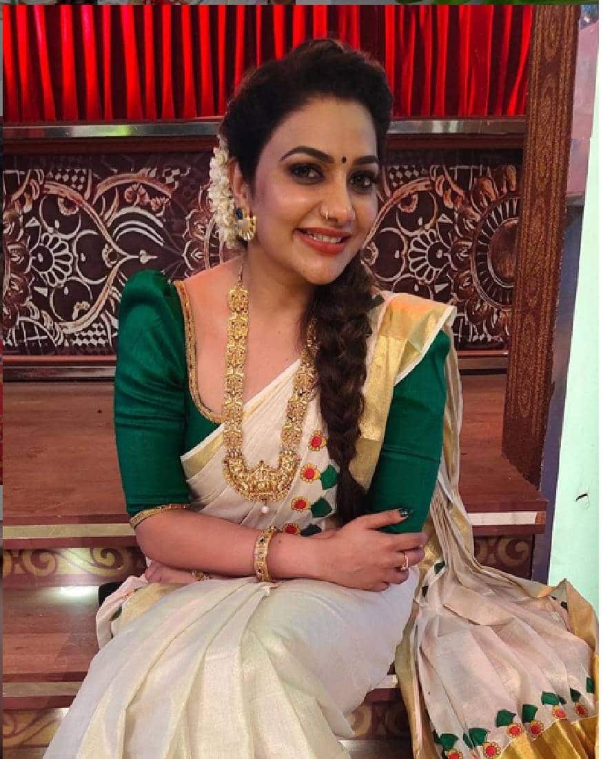കഴിഞ്ഞ വർഷമായിരുന്നു റോയ്സ് കിഴക്കൂടനുമായുള്ള വിവാഹ മോചനം. ശേഷം റിമി അവതരണ രംഗത്തും യാത്രകളിലുമായി നിറഞ്ഞു നിൽക്കുകയാണ് കഴിഞ്ഞ വർഷമായിരുന്നു റോയ്സ് കിഴക്കൂടനുമായുള്ള വിവാഹ മോചനം. ശേഷം റിമി അവതരണ രംഗത്തും യാത്രകളിലുമായി നിറഞ്ഞു നിൽക്കുകയാണ്