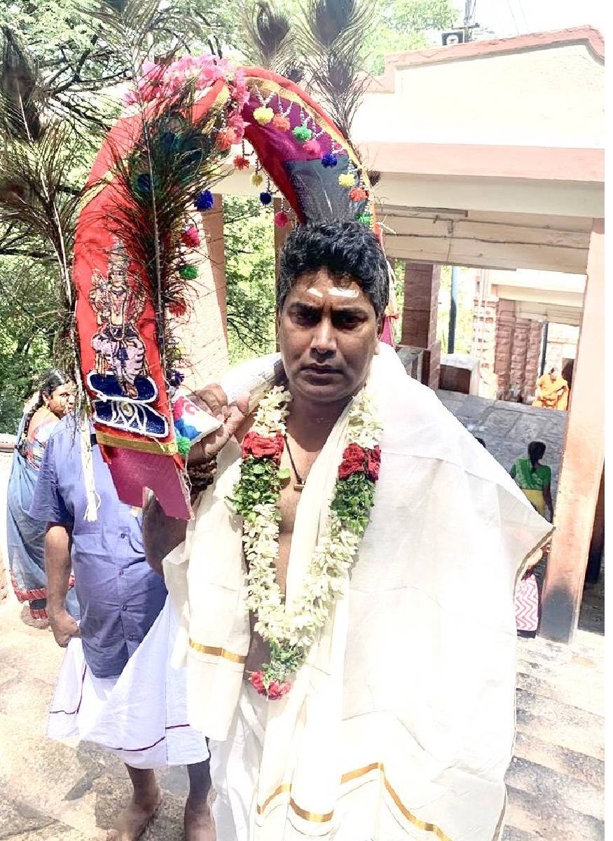 ഒടിയന്റെ വിജയത്തിൽ നന്ദി സൂചകമായി കാവടി വഴിപാട് നടത്തി സംവിധായകൻ ശ്രീകുമാർ മേനോൻ. ട്വിറ്ററിൽ പങ്ക് വച്ച ചിത്രമാണിത് ഒടിയന്റെ വിജയത്തിൽ നന്ദി സൂചകമായി കാവടി വഴിപാട് നടത്തി സംവിധായകൻ ശ്രീകുമാർ മേനോൻ. ട്വിറ്ററിൽ പങ്ക് വച്ച ചിത്രമാണിത്