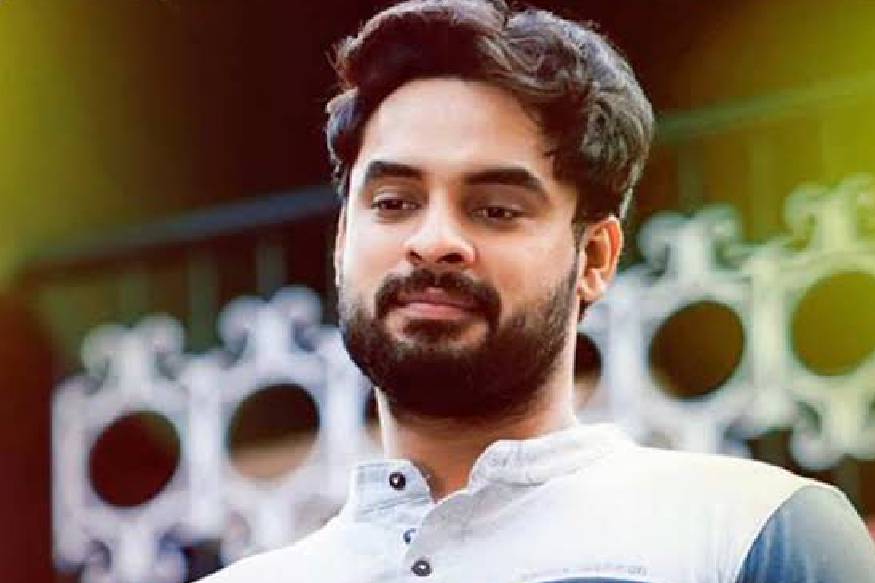 എന്നാൽ ആക്സിഡന്റ് പറ്റി കയ്യിലും കാലിലും പ്ലാസ്റ്റർ ഇട്ടു വീട്ടിൽ കിടക്കുന്ന പോലെ കരുതിയാൽ മതിയെന്നും, അതേസമയം തന്നെ ദിവസക്കൂലിക്ക് പോകുന്നവരുടെ കുടുംബം പട്ടിണിയാവും എന്നുമായിരുന്നു പ്രേക്ഷകന്റെ കമന്റ്. ഇതിനാണ് ടൊവിനോ നേരിട്ട് മറുപടി നൽകിയത് എന്നാൽ ആക്സിഡന്റ് പറ്റി കയ്യിലും കാലിലും പ്ലാസ്റ്റർ ഇട്ടു വീട്ടിൽ കിടക്കുന്ന പോലെ കരുതിയാൽ മതിയെന്നും, അതേസമയം തന്നെ ദിവസക്കൂലിക്ക് പോകുന്നവരുടെ കുടുംബം പട്ടിണിയാവും എന്നുമായിരുന്നു പ്രേക്ഷകന്റെ കമന്റ്. ഇതിനാണ് ടൊവിനോ നേരിട്ട് മറുപടി നൽകിയത്