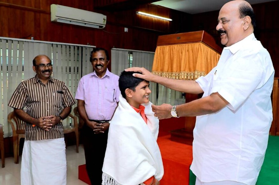  വോട്ടെടുപ്പ് നടക്കുന്നതിനും ഒരാഴ്ച മുമ്പ് 16-ാം തീയതിയാണ് വിജയി ആരാണെന്നും അദ്ദേഹത്തിന് കിട്ടുന്ന ആകെ വോട്ടും ഭൂരിപക്ഷവും എത്രയാണെന്നും രേഖപ്പെടുത്തിയ പ്രവചന രേഖ കവറിലാക്കി ബാങ്ക് ലോക്കറിൽ വെച്ചത്. പാലാ കിഴതടിയൂര്‍ ബാങ്കിന്റെ ലോക്കറിലാണ് വെച്ചത്. കവറിനു പുറത്തും, പെട്ടിക്കു പുറത്തും, സാക്ഷികളായി പാലാ നഗരസഭാ ചെയര്‍പേഴ്‌സണ്‍ ബിജി ജോജോ, കിഴതടിയൂര്‍ ബാങ്ക് പ്രസിഡന്റ് അഡ്വ. ജോര്‍ജ്. സി. കാപ്പന്‍, മാധ്യമ പ്രവര്‍ത്തകന്‍ ടി. എന്‍. രാജന്‍ എന്നിവര്‍ ഒപ്പിട്ടിരുന്നു. സാക്ഷികളായി ഒപ്പിട്ട പ്രമുഖരുടെയും നിയുക്ത എം. എല്‍. എ. മാണി സി. കാപ്പന്‍ മറ്റു വിശിഷ്ട വ്യക്തികള്‍ എന്നിവരുടേയും സാന്നിധ്യത്തിലാണ് പ്രവചനപ്പെട്ടി ബാങ്ക് ലോക്കറില്‍ നിന്നെടുത്ത് തുറന്നത്. കിഴതടിയൂര്‍ ബാങ്ക് പ്രസിഡന്റ് അഡ്വ. ജോര്‍ജ് സി. കാപ്പന്‍, മജീഷ്യന്‍ പ്രവചനത്തില്‍ രേഖപ്പെടുത്തിയിരുന്ന കാര്യങ്ങള്‍ ഉറക്കെ വായിച്ചു. ഫലപ്രവചനത്തിനൊപ്പം വിജയിച്ച മാണി. സി. കാപ്പന്റെ പേരെടുത്ത് അഭിസംബോധന ചെയ്ത് എം. എല്‍. എ എന്ന നിലയില്‍ പാലാ മണ്ഡലത്തില്‍ അത്യാവശ്യം ചെയ്യേണ്ട മൂന്നു കാര്യങ്ങള്‍ നിവേദനമായും അഭിനവ് രേഖപ്പെടുത്തിയിരുന്നു.