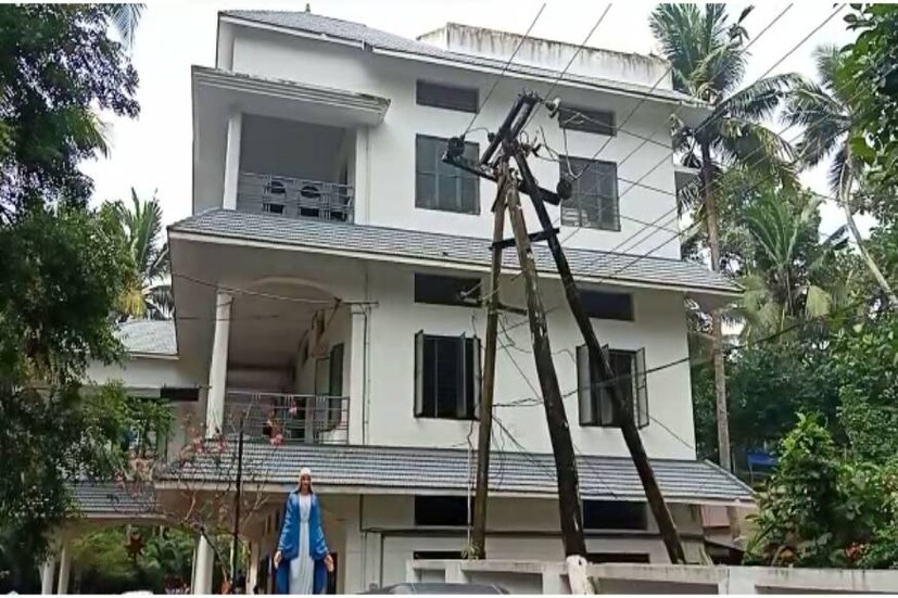  സംഭവത്തെ തുടർന്ന് സ്കൂളിന് ഇന്ന് അവധി പ്രഖ്യാപിച്ചിട്ടുണ്ട്.