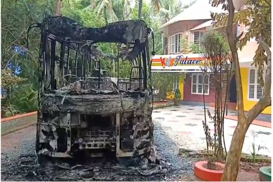 തിരുവനന്തപുരത്ത് സ്കൂളിൽ സാമൂഹ്യവിരുദ്ധ ആരുടെ ആക്രമണം. ഒരു സ്കൂൾ ബസ് കത്തിച്ചു ഏഴ് ബസ്സുകൾ അടിച്ചുതകർത്തു. തിരുവനന്തപുരത്ത് സ്കൂളിൽ സാമൂഹ്യവിരുദ്ധ ആരുടെ ആക്രമണം. ഒരു സ്കൂൾ ബസ് കത്തിച്ചു ഏഴ് ബസ്സുകൾ അടിച്ചുതകർത്തു.