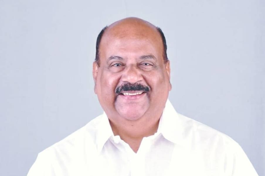  നിയമസഭയിലെ പ്രമുഖരായ സിനിമാ താരങ്ങൾ മൂന്നു പേരാണെങ്കിലും സിനിമയുമായി ബന്ധമുള്ളവർ വേറെയുമുണ്ട്. പി സി ജോർജ് മൂന്ന് സിനിമകളിൽ അഭിനയിച്ചിട്ടുണ്ട്. മുസ്ലിം ലീഗ് ജനപ്രതിനിധിയായ മഞ്ഞളാംകുഴിയും അറിയപ്പെടുന്ന സിനിമാ നിർമാതാവായിരുന്നു.