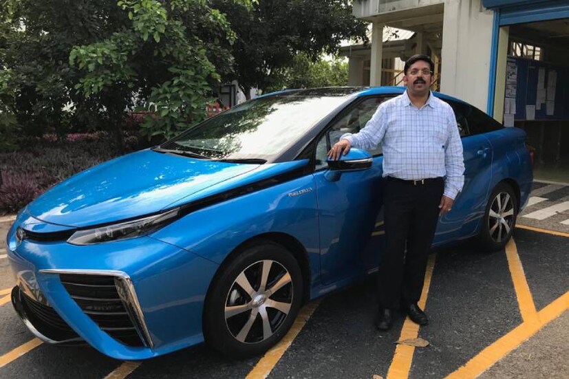  ടാങ്കില്‍ ഉയര്‍ന്ന മര്‍ദ്ദത്തില്‍ ശേഖരിച്ചുവയ്ക്കുന്ന ഹൈഡ്രജന്‍ ഓക്‌സിജനുമായി സംയോജിപ്പിക്കുമ്പോഴുണ്ടാകുന്ന ഊര്‍ജമാണ് ഫ്യുവല്‍ സെല്‍ കാര്‍ ഓടാന്‍ ഉപയോഗിക്കുന്നത്. വായുമലിനീകരണവും ഉണ്ടാക്കില്ല എന്നതാണ് ഇത്തരം വാഹനങ്ങളുടെ ഏറ്റവും വലിയ പ്രത്യേകത.