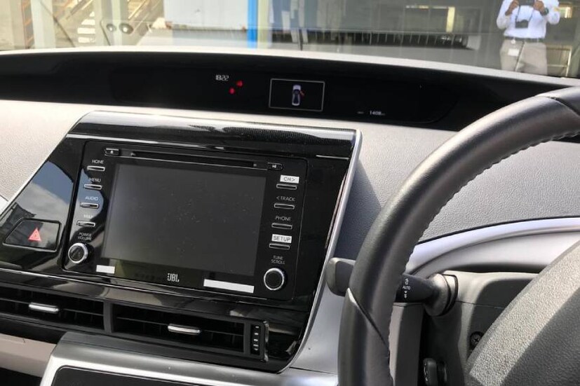  ജപ്പാനില്‍ 70,000 ഡോളര്‍ ( ഏകദേശം 42 ലക്ഷം രൂപ ) ആണ് വില. ഹൈഡ്രജന്‍ ഇന്ധനമാക്കുന്ന വാഹനങ്ങള്‍ വികസിപ്പിക്കുന്നതിനുള്ള ശ്രമങ്ങള്‍ ടൊയോട്ട ആരംഭിച്ചിട്ട് ഇരുപത് വര്‍ഷത്തിലേറെയായി.