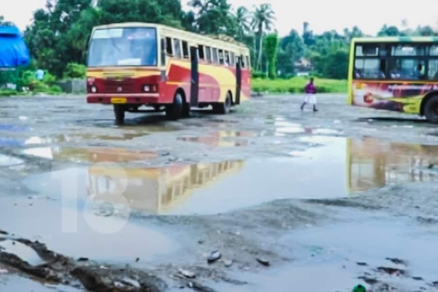  തിരുവനന്തപുരം: ട്രാഫിക് നിയമലംഘനങ്ങൾ കണ്ടെത്താൻ കെ.എസ്.ആർ.ടി.സിയെ കൂടി ചുമതലപ്പെടുത്താനൊരുങ്ങി ഗതാഗത വകുപ്പ്. ബസുകളുടെ മുന്നിലും പിന്നിലും ഡാഷ് ക്യാമറ ഘടിപ്പിച്ച് റോഡിലെ നിയമലംഘനങ്ങള്‍ പകർത്തിയാകും പിഴ ഈടാക്കുന്നത്.