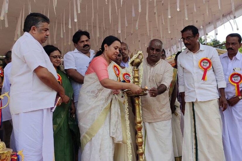  ആന്‍റോ ആന്‍റണി എംപി ഹരിതകേരളം ട്രോഫി വിജയികള്‍ക്ക് സമ്മാനിച്ചു. മങ്കൊമ്പ് ശിവശങ്കരപ്പിള്ള സ്മാരക ട്രോഫി പള്ളിയോട സേവാസംഘം പ്രസിഡന്‍റ് കൃഷ്ണകുമാര്‍ കൃഷ്ണവേണി ജേതാക്കള്‍ക്ക് സമ്മാനിച്ചു. ഹരിത കേരളം വൈസ് ചെയര്‍പേഴ്സണ്‍ ടി എന്‍ സീമ മികച്ച പള്ളിയോട ഗ്രൂപ്പുകള്‍ക്കുള്ള മഹാലക്ഷ്മി ട്രോഫി സമ്മാനിച്ചു. സമാപനസമ്മേളനം ടിഎന്‍ സീമ ഉദ്ഘാടനം ചെയ്തു. ജനകീയമായി നടത്തിയ കേരളത്തിലെ ആദ്യ നദീ പുനരുജ്ജീവന ശ്രമങ്ങളുടെ ഓര്‍മ്മപുതുക്കലാണ് ആദിപമ്പ വരട്ടാര്‍ ജലോല്‍സവം. ആറന്മുളയുടെ പള്ളിയോടപ്പെരുമയാണ് ആദിപമ്പ-വരട്ടാര്‍ ജലോല്‍സവത്തിലും മത്സരത്തിന് മാറ്റുരച്ചത്.