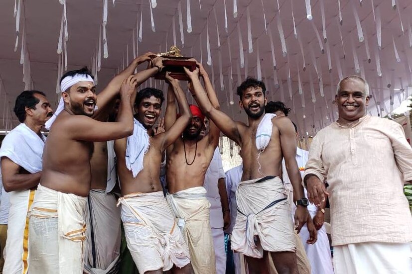  വരട്ടാര്‍ പുനരുജജീവനത്തിനായി 25 കോടി രൂപയാണ് സര്‍ക്കാര്‍ നീക്കിവച്ചിരിക്കുന്നതെന്ന് മുഖ്യപ്രഭാഷണം നിര്‍വഹിച്ച സജി ചെറിയാന്‍ എംഎല്‍എ പറഞ്ഞു. വരട്ടാറിന് കുറുകെ എട്ട് പാലങ്ങള്‍ നിര്‍മിക്കാന്‍ സര്‍ക്കാര്‍ തീരുമാനിച്ചിരുന്നു. ഇതില്‍ മൂന്നു പാലങ്ങള്‍ നിര്‍മാണ പ്രവര്‍ത്തനം ആരംഭിക്കുന്ന ഘട്ടത്തിലാണ്. നിര്‍മാണ പ്രവര്‍ത്തനങ്ങളോടൊപ്പം വരട്ടാറിനെ പൂര്‍വസ്ഥിതിയിലേക്ക് മാറ്റുന്നതിന്റെ ഭാഗമായി ഡ്രഡ്ജിംഗ് ഉള്‍പ്പടെയുള്ള പ്രവര്‍ത്തനങ്ങള്‍ നടത്താന്‍ തീരുമാനിച്ചിട്ടുണ്ടെന്നും എംഎല്‍എ പറഞ്ഞു. ഹരിത കേരളം മിഷന്‍ വൈസ് ചെയര്‍പേഴ്സണ്‍ ടി എന്‍ സീമ ജലമേള ഫ്ളാഗ് ഓഫ് ചെയ്തു. ജലമേളയ്ക്ക് മുന്നോടിയായി വഞ്ചിപ്പാട്ട് മത്സരം നടന്നു.