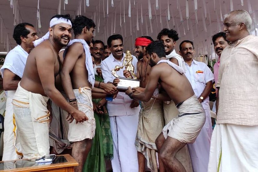 പത്തനംതിട്ട: മദ്ധ്യ തിരുവിതാംകൂറിലെ ജലോത്സവങ്ങൾക്ക് തുടക്കം കുറിച്ച് ആദി പമ്പ-വരട്ടാര് ജലോല്സവം അരങ്ങേറി. ആറന്മുള പള്ളിയോടങ്ങളുടെ പാരമ്പര്യത്തനിമയിലുള്ള ജലോൽസവത്തിൽ എ ബാച്ചിൽ ഓതറ പള്ളിയോടവും ബി ബാച്ചിൽ കോടിയാട്ടുകരയും ജേതാക്കളായി ഹരിത കേരളം ട്രോഫി നേടി. ഭീമൻ ഗദ വലിച്ച് വരട്ടെ ആറെ എന്ന് പറഞ്ഞ് നദി തെളിക്കുന്ന സങ്കല്പത്തിലുള്ള ശില്പമാണ് ജേതാക്കൾക്ക് നൽകിയത്. റണ്ണേഴ്സ് അപ്പായി എത്തിയ കിഴക്കനോതറ-കുന്നേകാടിന് എബാച്ചിലും മേപ്രം തൈമറവുംകര പള്ളിയോടത്തിന് ബി ബാച്ചിലും മങ്കൊമ്പ് ശിവശങ്കരപ്പിള്ള സ്മാരക ട്രോഫി ലഭിച്ചു. മികച്ച പള്ളിയോട ഗ്രൂപ്പുകളായി പാടിത്തുഴഞ്ഞെത്തിയ മേപ്രംതൈമറവുംകരയും-കോടിയാട്ടുകരയും മികച്ച ഗ്രൂപ്പിനുള്ള മഹാലക്ഷ്മി ട്രോഫി ബാ ബാച്ചില് നേടി. എ ബാച്ചില് ഓതറയും കിഴക്കനതോറ-കുന്നേകാടും ഉള്പ്പെടുന്ന ഗ്രൂപ്പ് മഹാലക്ഷ്മി ട്രോഫി നേടി. ബാബാച്ചില് പങ്കെടുത്ത തൈമറവും കരപള്ളിയോടം ഒരു പോയിന്റ് വ്യത്യാസത്തിലാണ് റണ്ണേഴ്സ് അപ് ആയത്.  പത്തനംതിട്ട: മദ്ധ്യ തിരുവിതാംകൂറിലെ ജലോത്സവങ്ങൾക്ക് തുടക്കം കുറിച്ച് ആദി പമ്പ-വരട്ടാര് ജലോല്സവം അരങ്ങേറി. ആറന്മുള പള്ളിയോടങ്ങളുടെ പാരമ്പര്യത്തനിമയിലുള്ള ജലോൽസവത്തിൽ എ ബാച്ചിൽ ഓതറ പള്ളിയോടവും ബി ബാച്ചിൽ കോടിയാട്ടുകരയും ജേതാക്കളായി ഹരിത കേരളം ട്രോഫി നേടി. ഭീമൻ ഗദ വലിച്ച് വരട്ടെ ആറെ എന്ന് പറഞ്ഞ് നദി തെളിക്കുന്ന സങ്കല്പത്തിലുള്ള ശില്പമാണ് ജേതാക്കൾക്ക് നൽകിയത്. റണ്ണേഴ്സ് അപ്പായി എത്തിയ കിഴക്കനോതറ-കുന്നേകാടിന് എബാച്ചിലും മേപ്രം തൈമറവുംകര പള്ളിയോടത്തിന് ബി ബാച്ചിലും മങ്കൊമ്പ് ശിവശങ്കരപ്പിള്ള സ്മാരക ട്രോഫി ലഭിച്ചു. മികച്ച പള്ളിയോട ഗ്രൂപ്പുകളായി പാടിത്തുഴഞ്ഞെത്തിയ മേപ്രംതൈമറവുംകരയും-കോടിയാട്ടുകരയും മികച്ച ഗ്രൂപ്പിനുള്ള മഹാലക്ഷ്മി ട്രോഫി ബാ ബാച്ചില് നേടി. എ ബാച്ചില് ഓതറയും കിഴക്കനതോറ-കുന്നേകാടും ഉള്പ്പെടുന്ന ഗ്രൂപ്പ് മഹാലക്ഷ്മി ട്രോഫി നേടി. ബാബാച്ചില് പങ്കെടുത്ത തൈമറവും കരപള്ളിയോടം ഒരു പോയിന്റ് വ്യത്യാസത്തിലാണ് റണ്ണേഴ്സ് അപ് ആയത്.