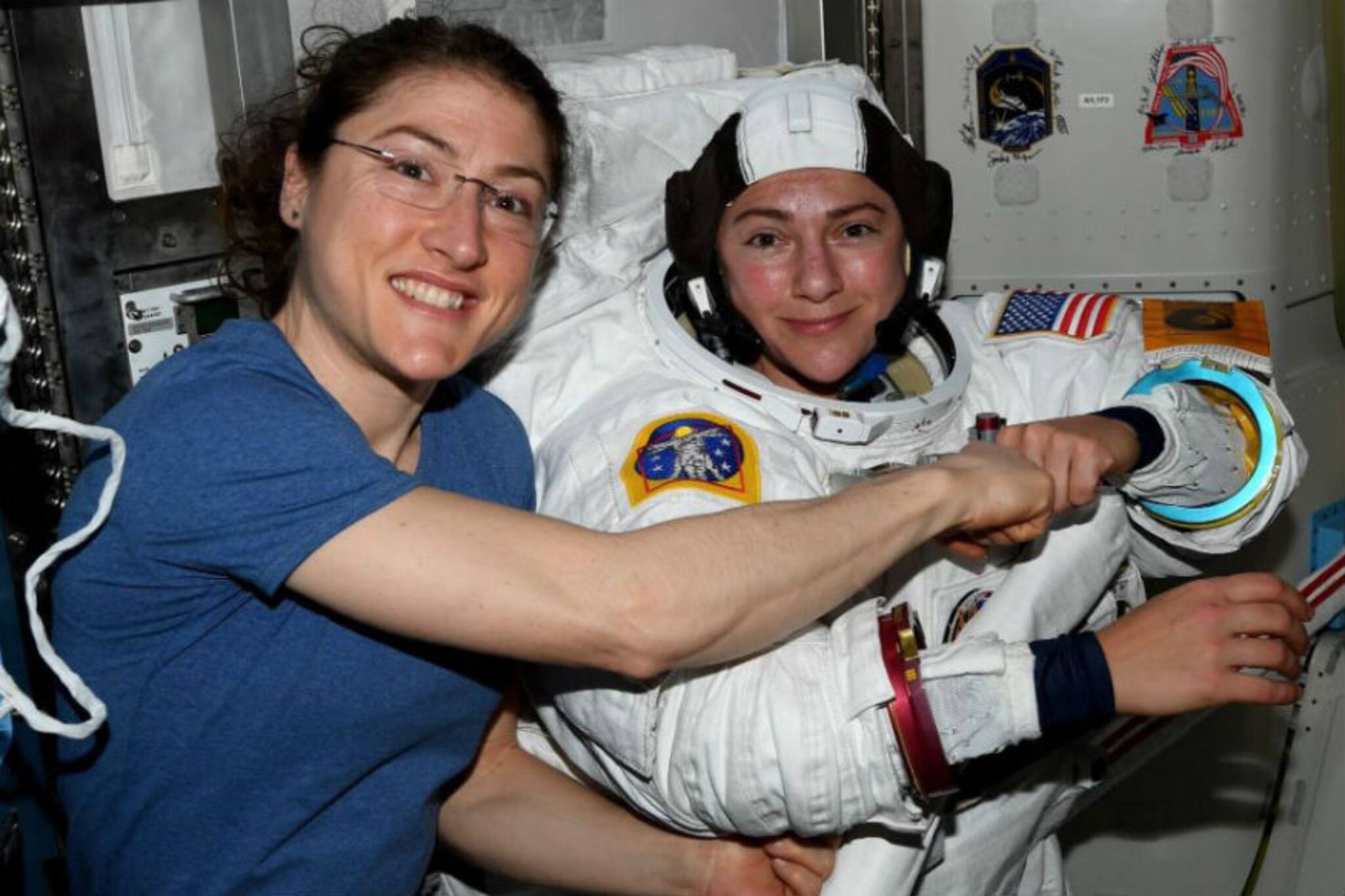 വനിതാ മുന്നേറ്റം ബഹിരാകാശത്തും ; വനിതാ നടത്തം വിജയകരം