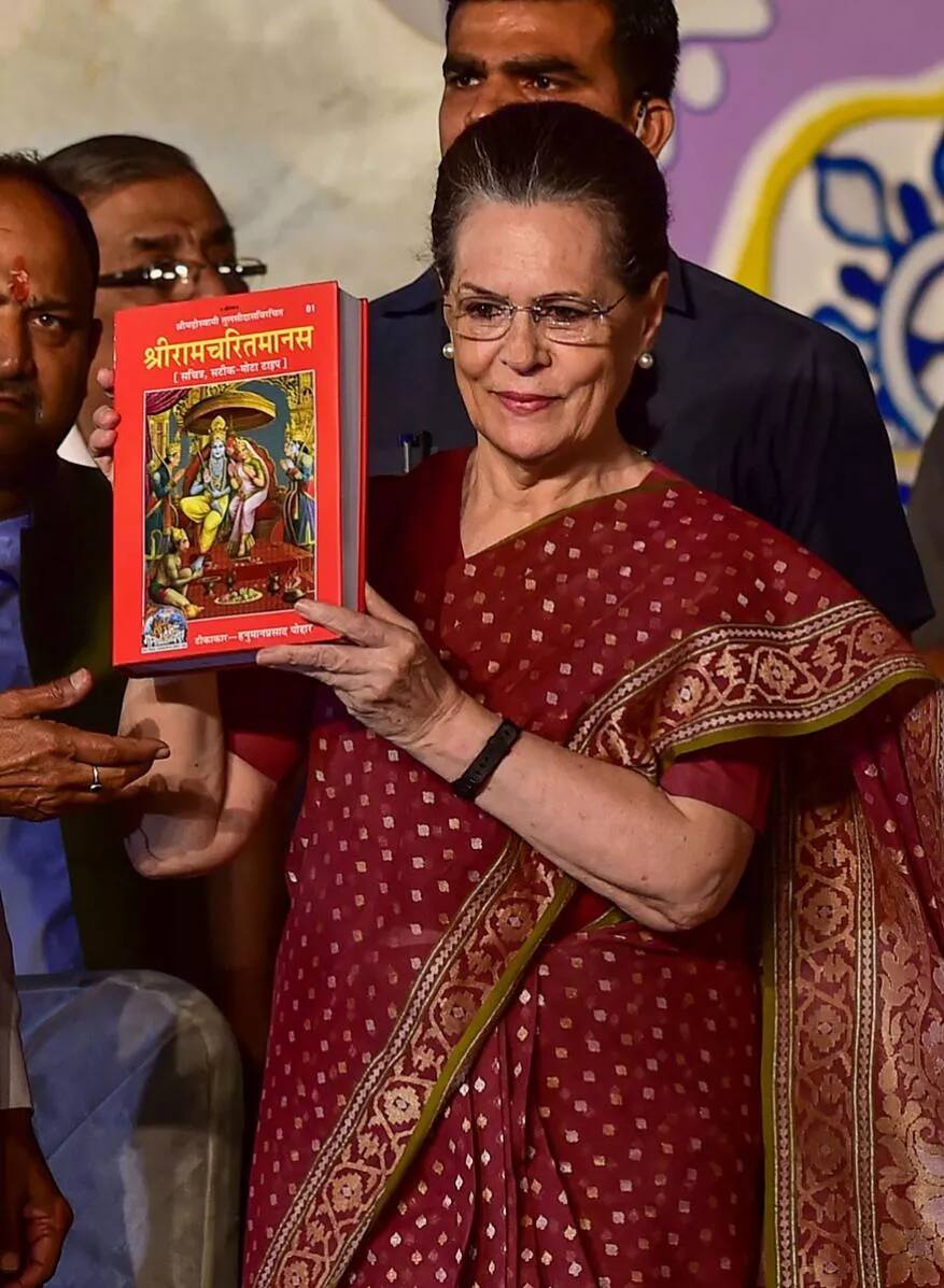ധാർമ്മിക് ലീല കമ്മിറ്റിയുടെ നേതൃത്വത്തിൽ നടന്ന വിജയദശമി ആഘോഷ ചടങ്ങുകളിൽ പങ്കെടുത്ത് കോൺഗ്രസ് അധ്യക്ഷ സോണിയാ ഗാന്ധി ധാർമ്മിക് ലീല കമ്മിറ്റിയുടെ നേതൃത്വത്തിൽ നടന്ന വിജയദശമി ആഘോഷ ചടങ്ങുകളിൽ പങ്കെടുത്ത് കോൺഗ്രസ് അധ്യക്ഷ സോണിയാ ഗാന്ധി