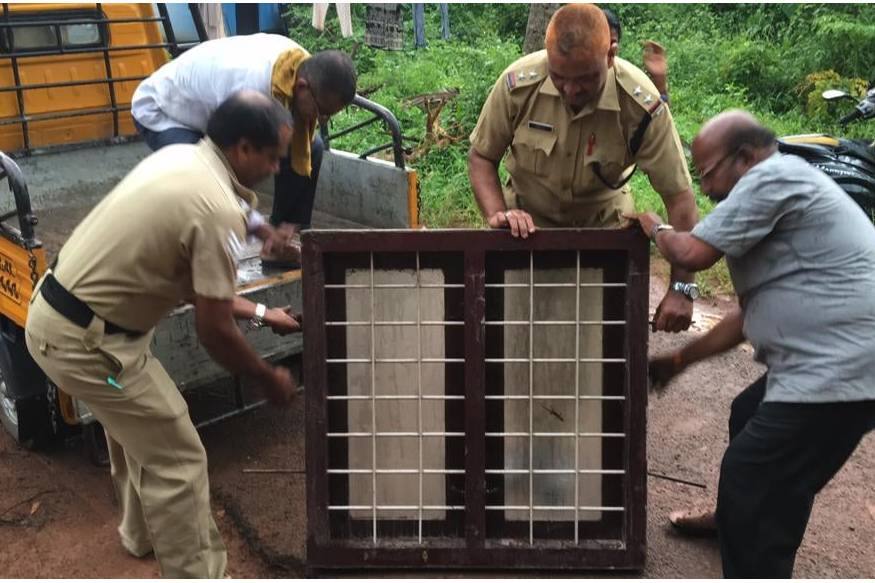 നിസഹായയായി നിന്ന വീട്ടമ്മയെ സഹായിക്കാൻ സാക്ഷാൽ കേരള പൊലീസ് തന്നെയെത്തിയതിനെ കുറിച്ചാണ് പേജിൽ പങ്കുവെച്ചിരിക്കുന്നത്. ഞങ്ങൾ നോക്കി നിൽക്കാറില്ല, കൂലിയും വാങ്ങാറില്ല എന്ന തലക്കെട്ടിലാണ് പോസ്റ്റ്. നിസഹായയായി നിന്ന വീട്ടമ്മയെ സഹായിക്കാൻ സാക്ഷാൽ കേരള പൊലീസ് തന്നെയെത്തിയതിനെ കുറിച്ചാണ് പേജിൽ പങ്കുവെച്ചിരിക്കുന്നത്. ഞങ്ങൾ നോക്കി നിൽക്കാറില്ല, കൂലിയും വാങ്ങാറില്ല എന്ന തലക്കെട്ടിലാണ് പോസ്റ്റ്.