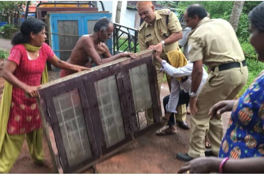 ആലുവ എൻഡിഎ കവലക്കു സമീപം വീടുപണിയുന്നതിനായി കൊണ്ടുവന്ന വാതിലുകളും ജനാലകളും മറ്റും ഇറക്കി വെക്കാൻ ആരും സഹായത്തിനായില്ലാതെ വിഷമിച്ചു നിന്ന വീട്ടമ്മയ്ക്കാണ് കേരള പൊലീസ് സഹായത്തിനെത്തിയത്. ആലുവ എൻഡിഎ കവലക്കു സമീപം വീടുപണിയുന്നതിനായി കൊണ്ടുവന്ന വാതിലുകളും ജനാലകളും മറ്റും ഇറക്കി വെക്കാൻ ആരും സഹായത്തിനായില്ലാതെ വിഷമിച്ചു നിന്ന വീട്ടമ്മയ്ക്കാണ് കേരള പൊലീസ് സഹായത്തിനെത്തിയത്.