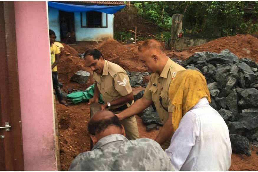 ഗുഡ്സ് ഓട്ടോയിൽ കൊണ്ടുവന്ന വാതിലുകളും ജനാലകളും പൊലീസ് ഉദ്യോഗസ്ഥർ വാഹനത്തിൽ നിന്നും ഇറക്കുന്നത് കണ്ടപ്പോൾ സമീപത്തുളള ചിലരും സഹായിക്കാനെത്തി. കേസന്വേഷിച്ചിറങ്ങിയ എടത്തല പൊലീസ് സ്റ്റേഷനിലെ ഉദ്യോഗസ്ഥരാണ് വീട്ടമ്മയെ സഹായിക്കാനെത്തിയത്. ഗുഡ്സ് ഓട്ടോയിൽ കൊണ്ടുവന്ന വാതിലുകളും ജനാലകളും പൊലീസ് ഉദ്യോഗസ്ഥർ വാഹനത്തിൽ നിന്നും ഇറക്കുന്നത് കണ്ടപ്പോൾ സമീപത്തുളള ചിലരും സഹായിക്കാനെത്തി. കേസന്വേഷിച്ചിറങ്ങിയ എടത്തല പൊലീസ് സ്റ്റേഷനിലെ ഉദ്യോഗസ്ഥരാണ് വീട്ടമ്മയെ സഹായിക്കാനെത്തിയത്.