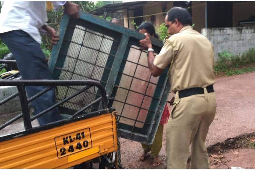 ഇതിന്റെ ചിത്രങ്ങളടക്കം കേരള പൊലീസിന്റെ ഫേസ്ബുക്ക് പേജില് പങ്കുവെച്ചിട്ടുണ്ട്. പൊലീസിന്റെ പ്രവൃത്തിയെ അഭിനന്ദിച്ച് നിരവധി പേരാണ് എത്തിയിരിക്കുന്നത്. എളിയ സഹായമാണെങ്കിലും ആ സഹോദരിയുടെ മുഖത്ത് തെളിഞ്ഞത് സംതൃപ്ത ഭാവങ്ങളാണ്.. അതാണ് പൊലീസിന് അഭിമാനവും ഉൾക്കരുത്തും പകരുന്നതെന്ന് പോസ്റ്റിൽ വ്യക്തമാക്കിയിരിക്കുന്നു. ഇതിന്റെ ചിത്രങ്ങളടക്കം കേരള പൊലീസിന്റെ ഫേസ്ബുക്ക് പേജില് പങ്കുവെച്ചിട്ടുണ്ട്. പൊലീസിന്റെ പ്രവൃത്തിയെ അഭിനന്ദിച്ച് നിരവധി പേരാണ് എത്തിയിരിക്കുന്നത്. എളിയ സഹായമാണെങ്കിലും ആ സഹോദരിയുടെ മുഖത്ത് തെളിഞ്ഞത് സംതൃപ്ത ഭാവങ്ങളാണ്.. അതാണ് പൊലീസിന് അഭിമാനവും ഉൾക്കരുത്തും പകരുന്നതെന്ന് പോസ്റ്റിൽ വ്യക്തമാക്കിയിരിക്കുന്നു.
