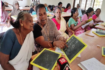 80 വയസായ അമ്മയും 59 വയസുള്ള മകളും ഒരേ ക്ലാസിൽ; എങ്ങനെ? 80 വയസായ അമ്മയും 59 വയസുള്ള മകളും ഒരേ ക്ലാസിൽ; എങ്ങനെ?