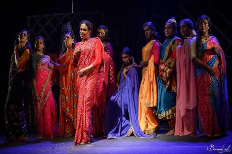 ഉറഞ്ഞു തുള്ളി കരഞ്ഞുലഞ്ഞ് നിറഞ്ഞാടി ട്രാന്സ്ജെന്ററുകൾ; സമൂഹത്തോടുള്ള ചോദ്യമായി 'പറയാൻ മറന്ന കഥകൾ' ഉറഞ്ഞു തുള്ളി കരഞ്ഞുലഞ്ഞ് നിറഞ്ഞാടി ട്രാന്സ്ജെന്ററുകൾ; സമൂഹത്തോടുള്ള ചോദ്യമായി 'പറയാൻ മറന്ന കഥകൾ'