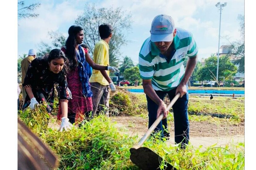 കോഴിക്കോട്: വിദ്യാർഥികളും തൊഴിലാളികളും ഉദ്യോഗസ്ഥരും ഒന്നിച്ചതോടെ കോഴിക്കോട് ഭട്ട് റോഡ് ബീച്ചിന്റെയും പാർക്കിന്റെയും മുഖം മാറി. ജില്ലാ ഭരണകൂടത്തിന്റെ ക്ളീന് ബീച്ച് മിഷന്റെ ഭാഗമായിട്ടാണ് ഭട്ട് റോഡ് ബീച്ച് പരിസരവും പാർക്കും ശുചീകരിച്ചത്. വിവിധ കോളജുകളിലെ എൻ.എസ്.എസ്. വിദ്യാർത്ഥികൾ, ഭട്ട് റോഡ് പാർക്ക് കൂട്ടായ്മയിലെ അംഗങ്ങൾ, മലബാർ ക്രിസ്ത്യൻ കോളജിലെ എൻ.സി.സി. വിദ്യാർത്ഥികൾ , കോർപ്പറേഷൻ ശുചീകരണത്തൊഴിലാളികൾ , ഡി.ടി.പി.സി.ശുചീകരണ തൊഴിലാളികൾ എന്നിവർ ശുചീകരണ ദൗത്യത്തിൽ പങ്കുചേർന്നു.  കോഴിക്കോട്: വിദ്യാർഥികളും തൊഴിലാളികളും ഉദ്യോഗസ്ഥരും ഒന്നിച്ചതോടെ കോഴിക്കോട് ഭട്ട് റോഡ് ബീച്ചിന്റെയും പാർക്കിന്റെയും മുഖം മാറി. ജില്ലാ ഭരണകൂടത്തിന്റെ ക്ളീന് ബീച്ച് മിഷന്റെ ഭാഗമായിട്ടാണ് ഭട്ട് റോഡ് ബീച്ച് പരിസരവും പാർക്കും ശുചീകരിച്ചത്. വിവിധ കോളജുകളിലെ എൻ.എസ്.എസ്. വിദ്യാർത്ഥികൾ, ഭട്ട് റോഡ് പാർക്ക് കൂട്ടായ്മയിലെ അംഗങ്ങൾ, മലബാർ ക്രിസ്ത്യൻ കോളജിലെ എൻ.സി.സി. വിദ്യാർത്ഥികൾ , കോർപ്പറേഷൻ ശുചീകരണത്തൊഴിലാളികൾ , ഡി.ടി.പി.സി.ശുചീകരണ തൊഴിലാളികൾ എന്നിവർ ശുചീകരണ ദൗത്യത്തിൽ പങ്കുചേർന്നു.
