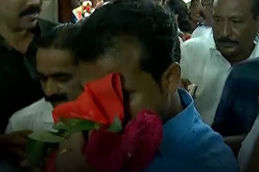  മേയറുടെ ഔദ്യോഗിക വാഹനത്തില്‍ നഗരസഭ ആസ്ഥാനത്ത് വി കെ പ്രശാന്ത് എത്തി. നഗരസഭാ കവാടത്തില്‍ പ്രശാന്തിനെ സ്വീകരിക്കാനുളള തിക്കി തിരക്ക്... പുച്ചെണ്ടുകളും പൊന്നാടകളുമായി സ്വീകരണം.. അഭിവാദ്യം അര്‍പ്പിച്ച് മുദ്രാവാക്യം വിളി...