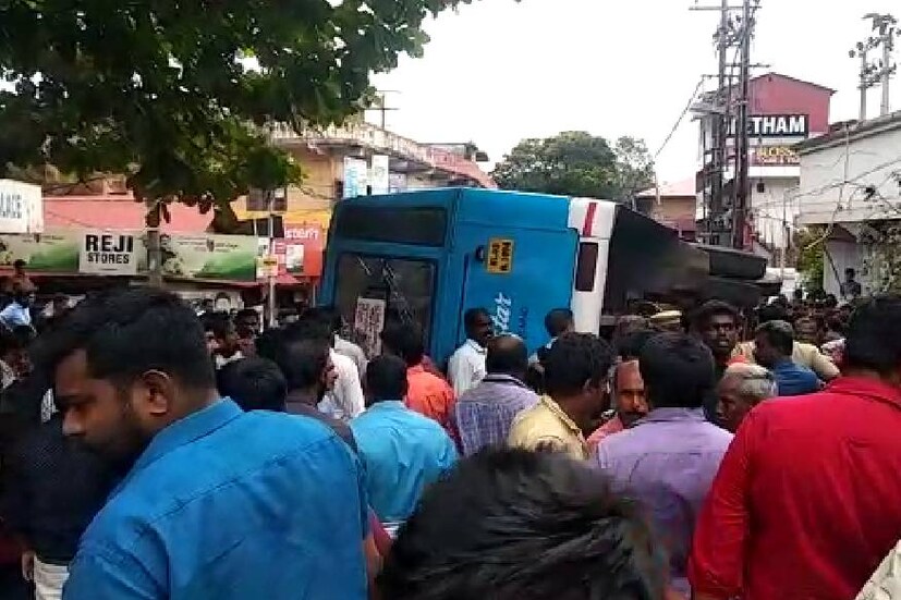  അടൂരില്‍ നിയമന്ത്രണം വിട്ട സ്വകാര്യ ബസ് മറിഞ്ഞ് വഴിയാത്രികരായ ദമ്പതികൾക്ക് ദാരുണാന്ത്യം.
