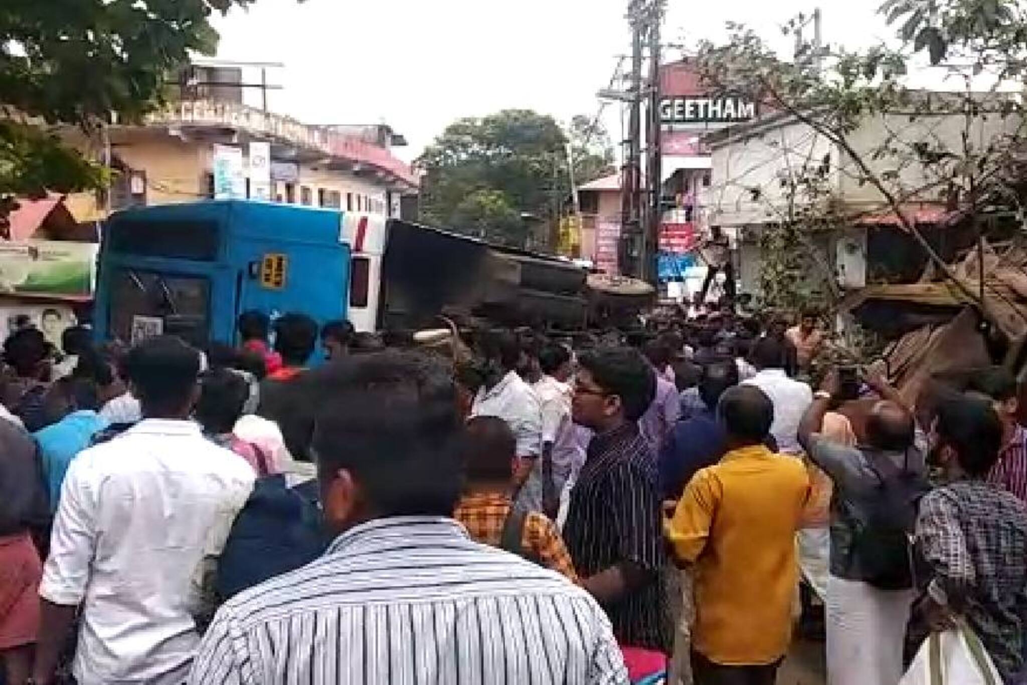 VIDEO: സ്വകാര്യ ബസിടിച്ച് മരിച്ച വഴിയാത്രക്കാരായ ദമ്പതികളുടെ ജഡം പുറത്തെടുത്തതെങ്ങിനെ